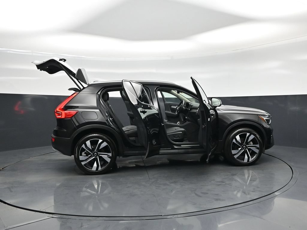 Used 2025 Volvo XC40 B5 Plus AWD/4WD image 4
