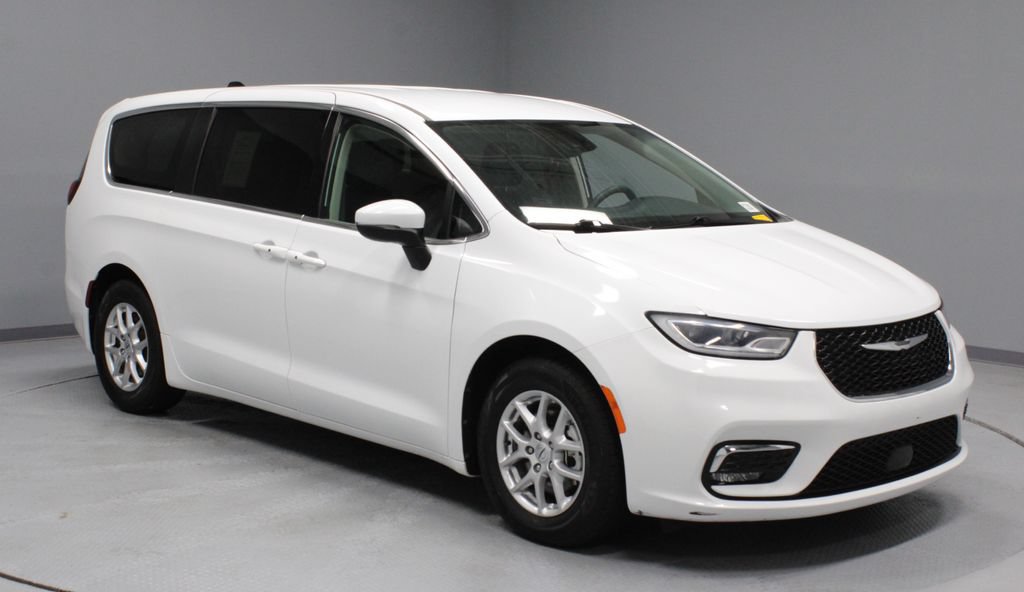 Used 2023 Chrysler Pacifica Touring-L FWD image 1
