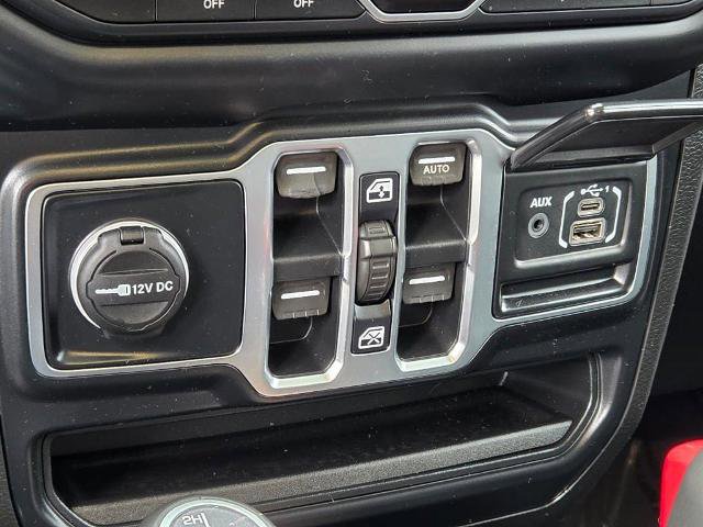 Used 2019 Jeep Wrangler Unlimited Sahara w/ Dual Top Group AWD/4WD image 25