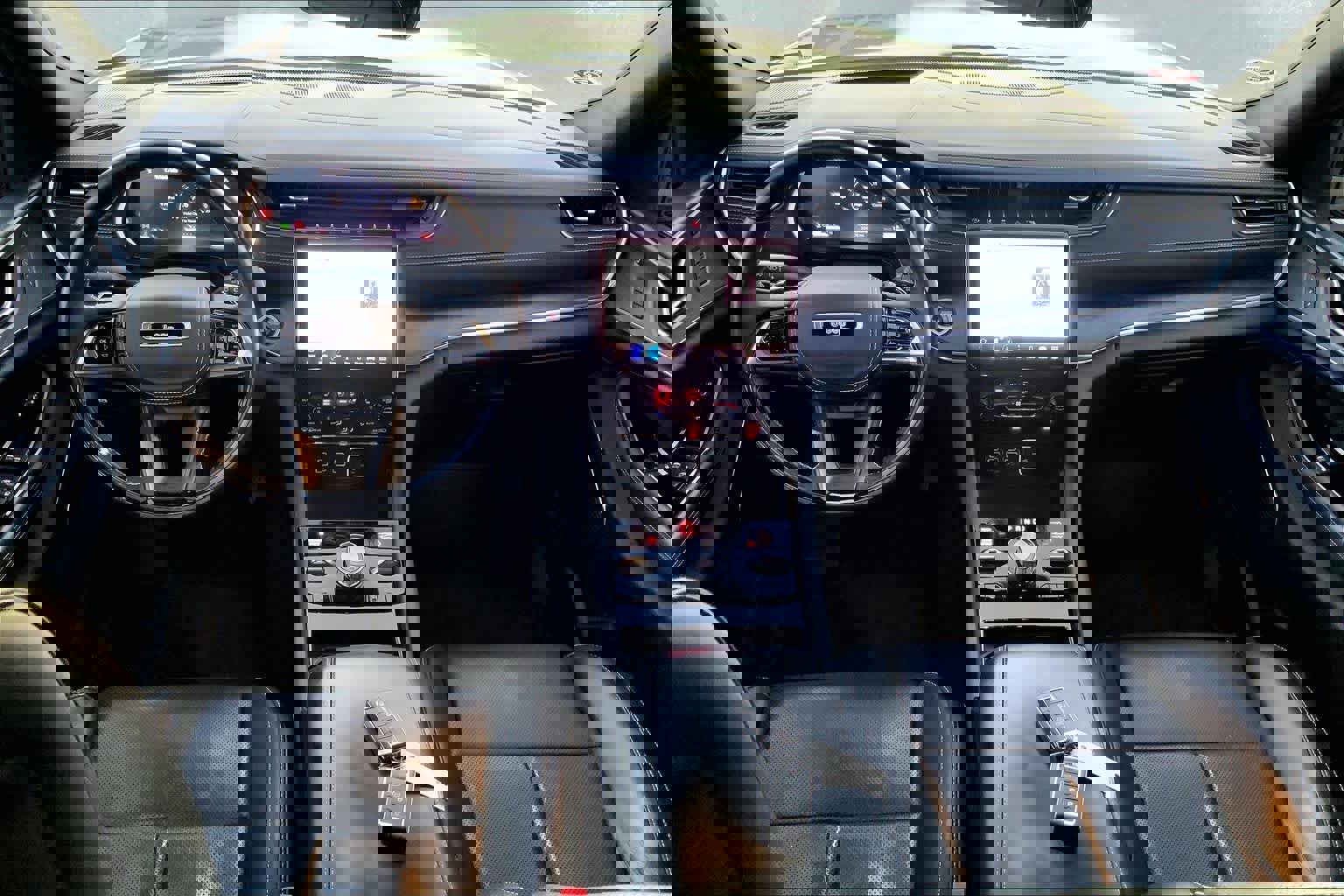 Used 2023 Jeep Grand Cherokee L Overland w/ Advanced Protech Group III image 15