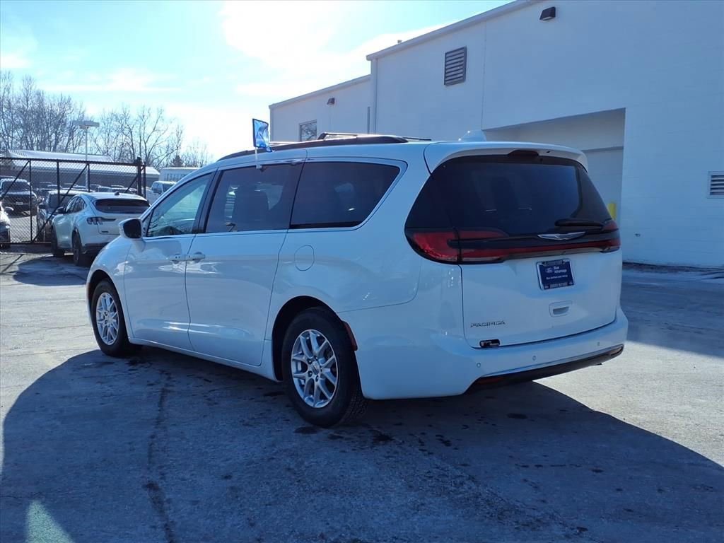 Used 2022 Chrysler Pacifica Touring-L image 3