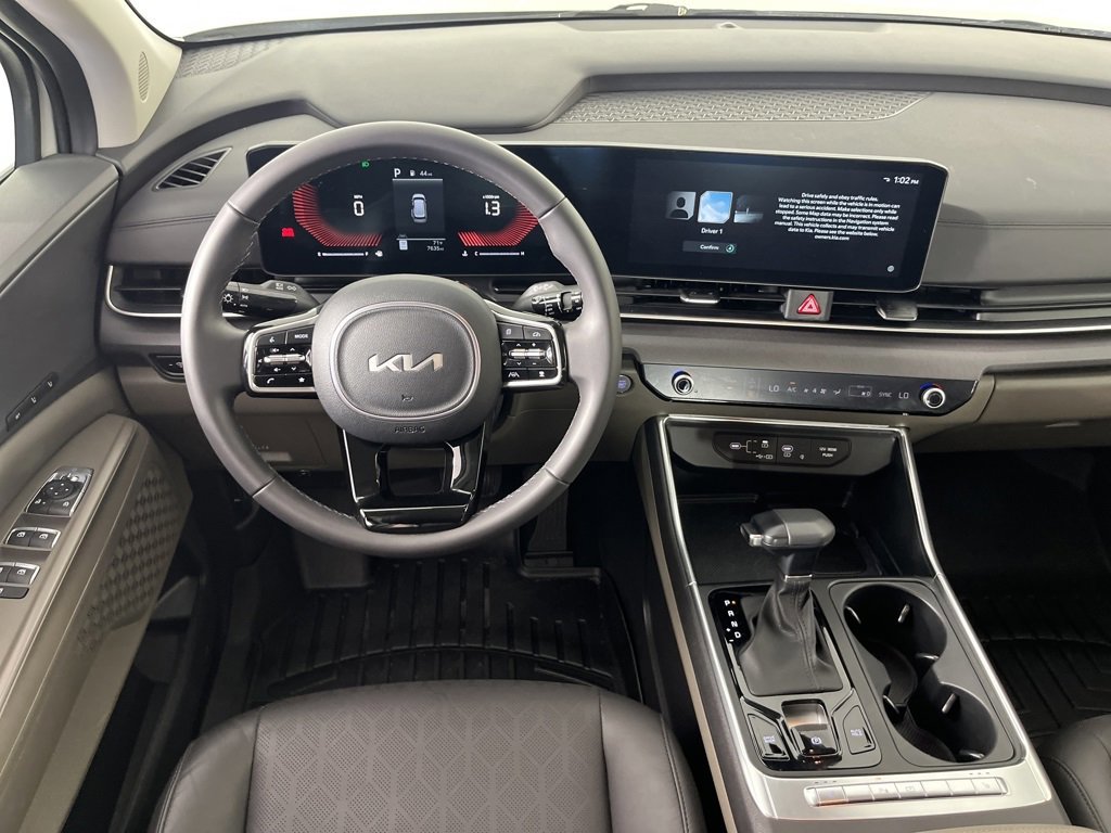 Used 2025 Kia Carnival EX image 13