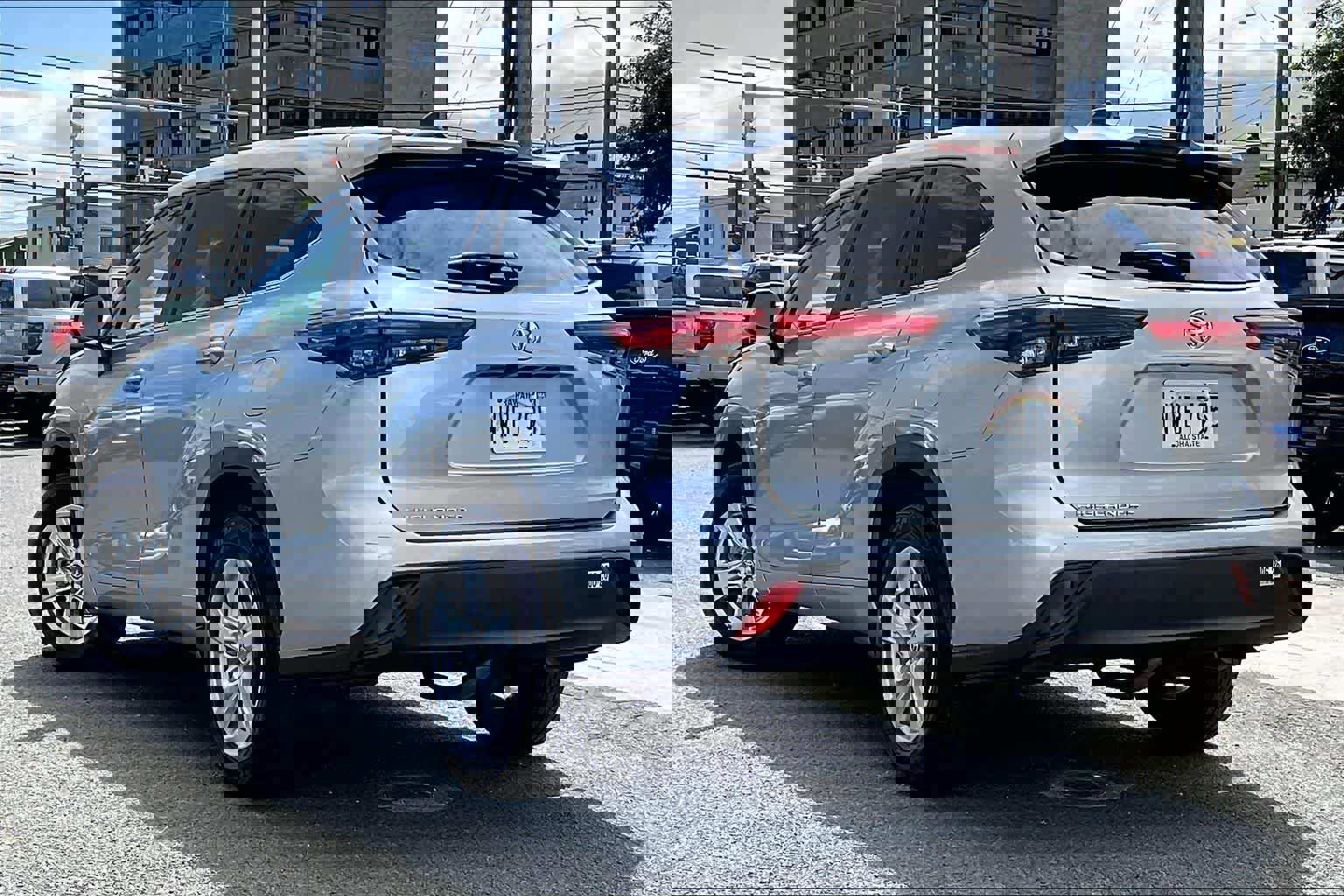 Used 2023 Toyota Highlander L FWD image 4