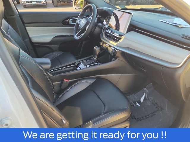 Used 2025 Jeep Compass Limited AWD/4WD image 17