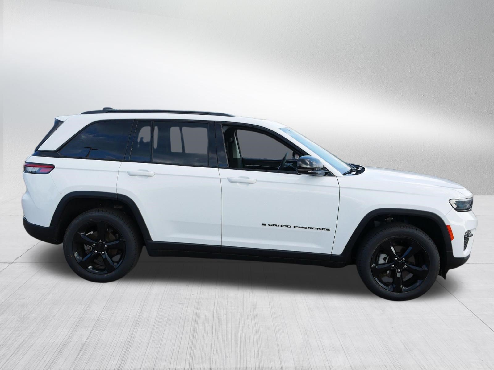 Used 2024 Jeep Grand Cherokee Limited w/ Black Appearance Package AWD/4WD image 8