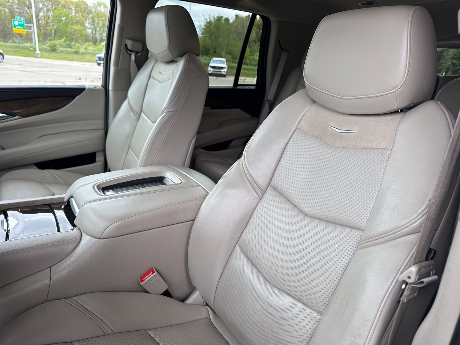 Used 2019 Cadillac Escalade Luxury AWD/4WD image 25