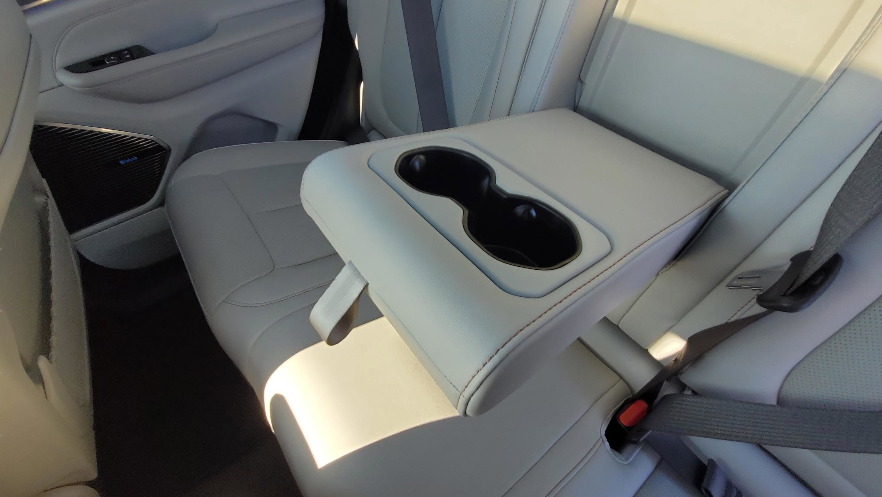 Used 2022 Jeep Grand Cherokee Overland w/ Advanced Protech Group III image 17