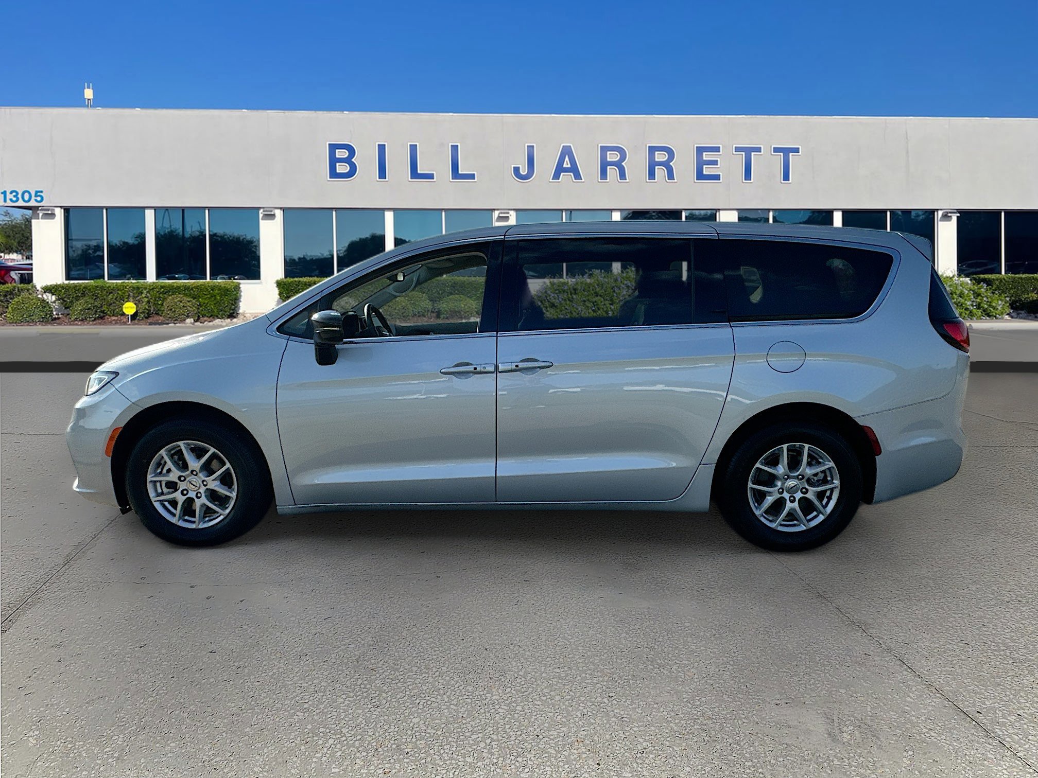 Used 2024 Chrysler Pacifica Touring-L image 2