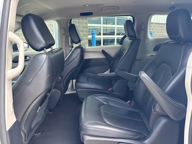 Used 2024 Chrysler Pacifica Limited FWD image 30
