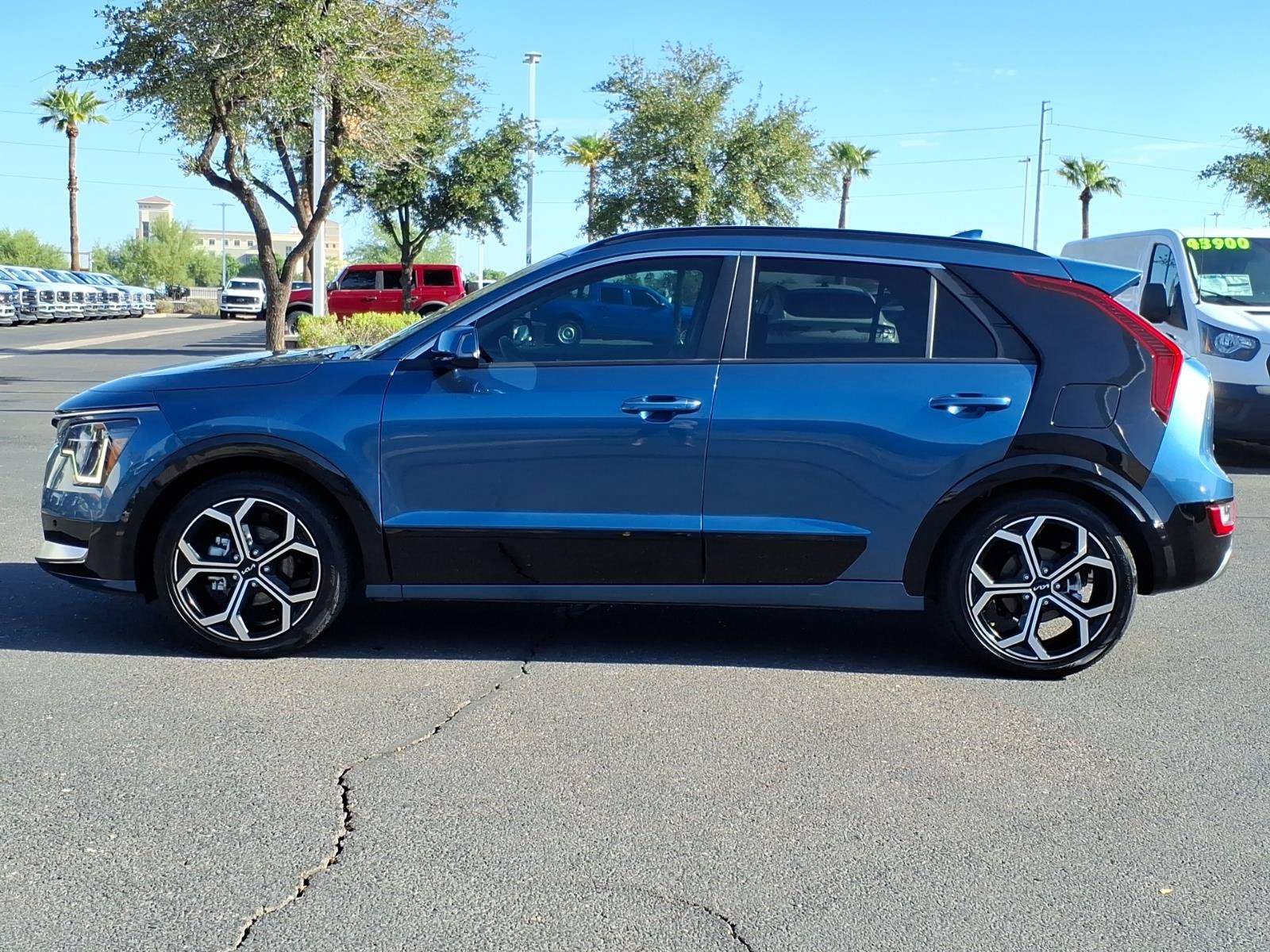 Used 2023 Kia Niro SX Touring FWD image 2