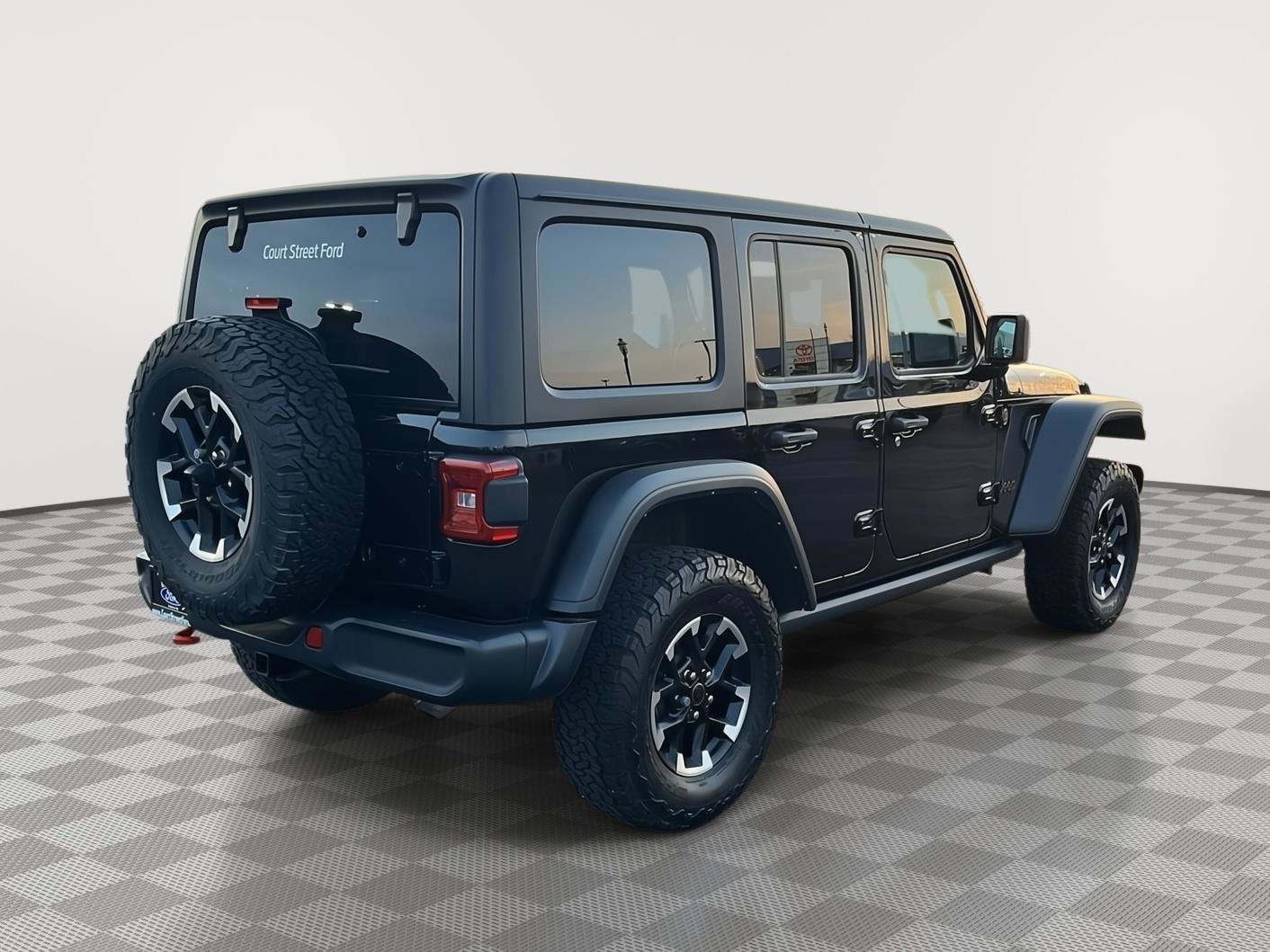 Used 2024 Jeep Wrangler Unlimited Rubicon w/ Convenience Group AWD/4WD image 5