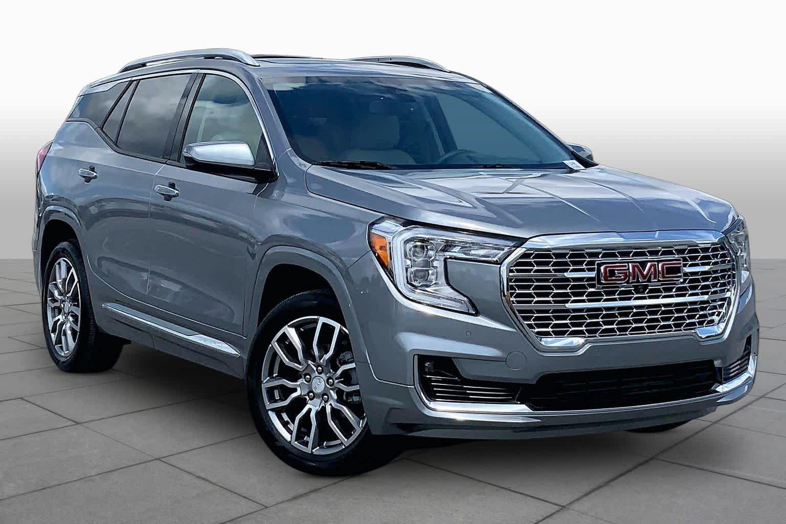 Used 2024 GMC Terrain Denali w/ Denali Premium Package AWD/4WD image 3