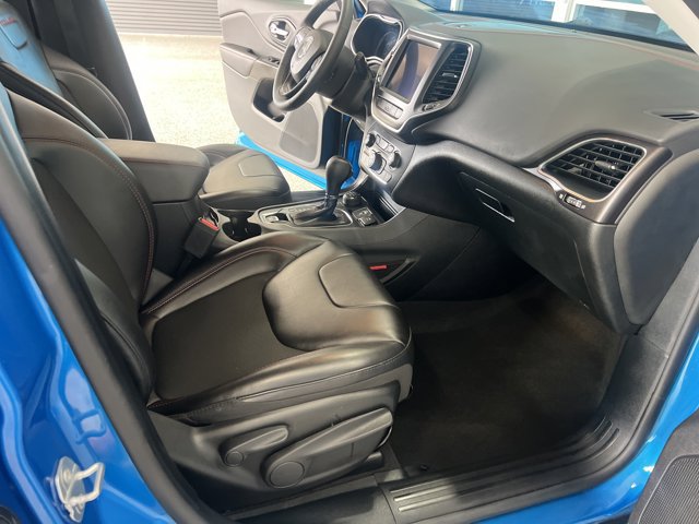 Used 2022 Jeep Cherokee Trailhawk w/ Comfort/Convenience Group AWD/4WD image 13