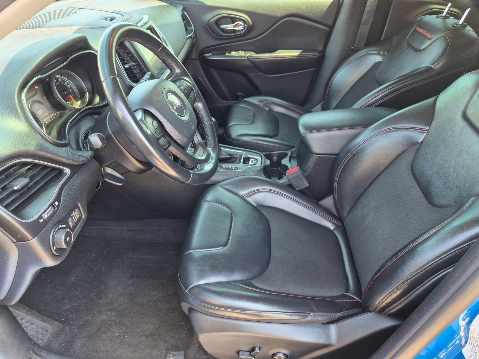 Used 2020 Jeep Cherokee Trailhawk AWD/4WD image 12