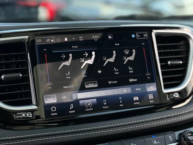 Used 2023 Chrysler Pacifica Limited FWD image 28