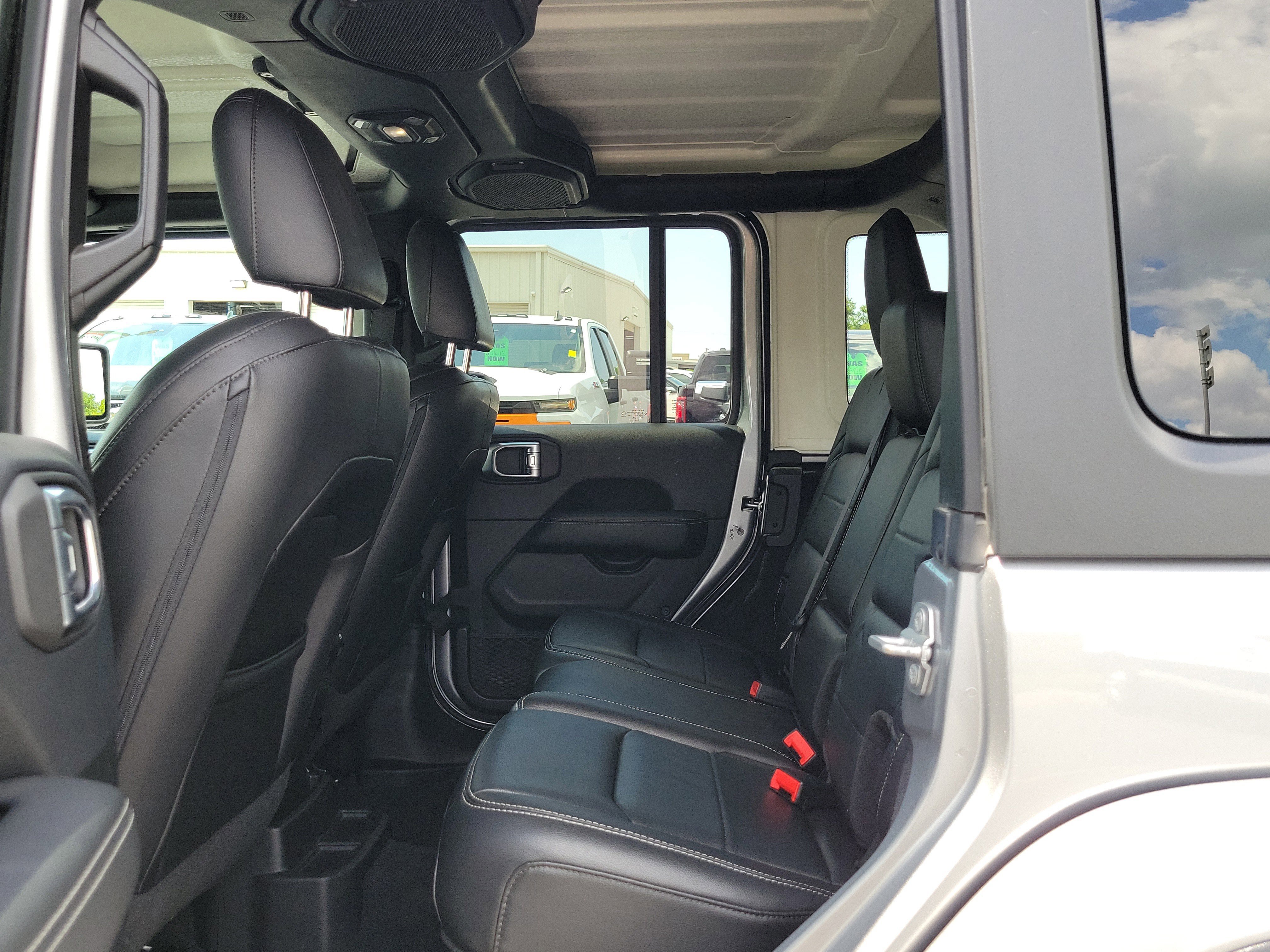 Used 2018 Jeep Wrangler Unlimited Sahara image 11