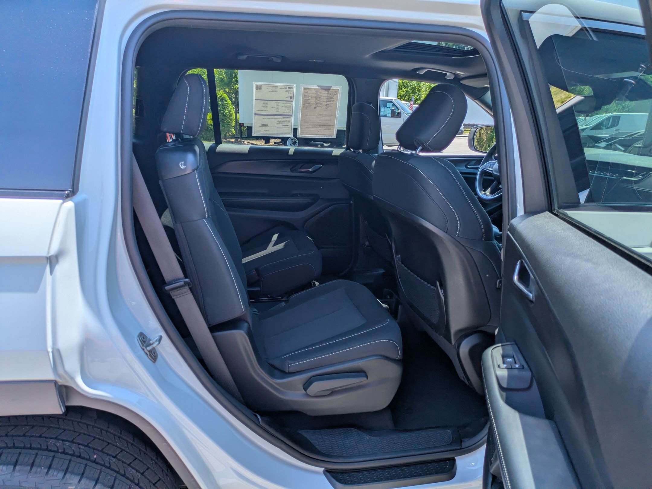 Used 2024 Jeep Grand Cherokee L Laredo w/ Luxury Tech Group I RWD image 35