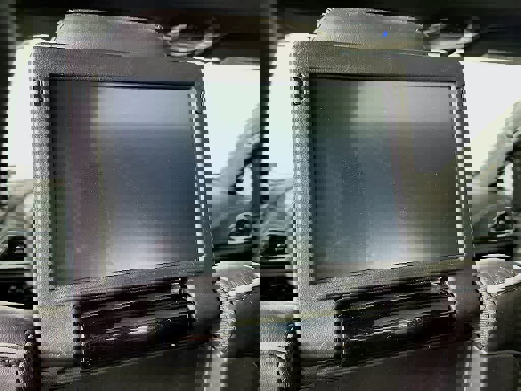 Used 2022 Chrysler Pacifica Limited w/ Uconnect Theater Family Group image 33