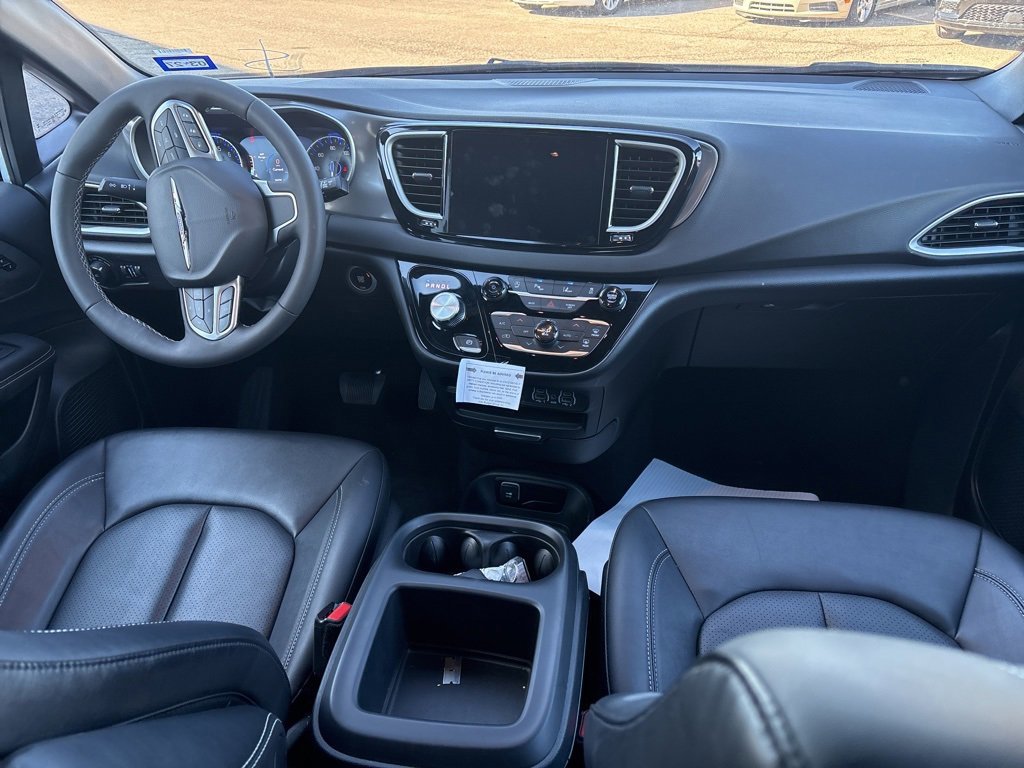 Used 2025 Chrysler Pacifica Select image 10