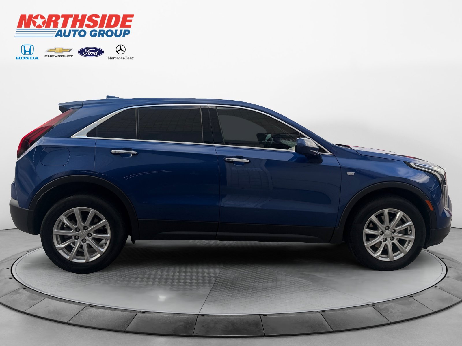 Used 2023 Cadillac XT4 Luxury w/ Cold Weather Package FWD image 8