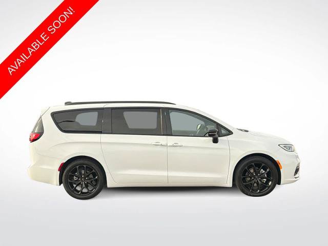Used 2025 Chrysler Pacifica Limited FWD image 9
