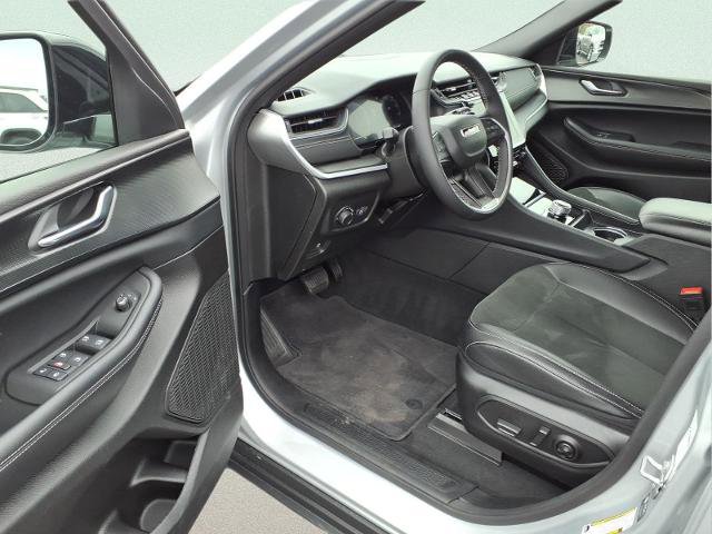 Used 2025 Jeep Grand Cherokee Altitude AWD/4WD image 9