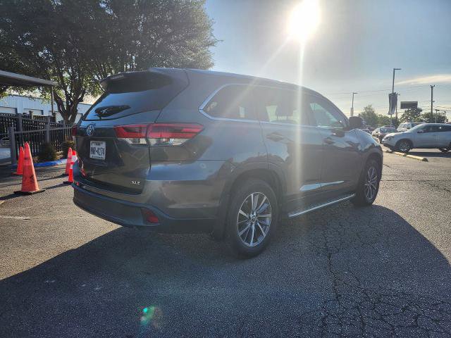 Used 2019 Toyota Highlander XLE FWD image 3