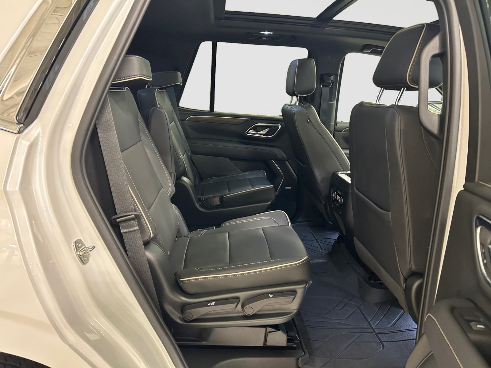 Used 2023 Chevrolet Tahoe Premier w/ Premium Package 2 AWD/4WD image 21
