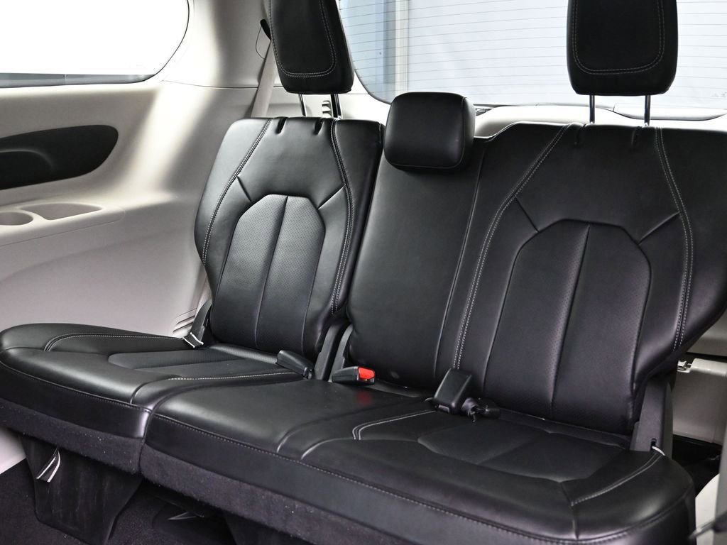 Used 2024 Chrysler Pacifica Touring-L image 20
