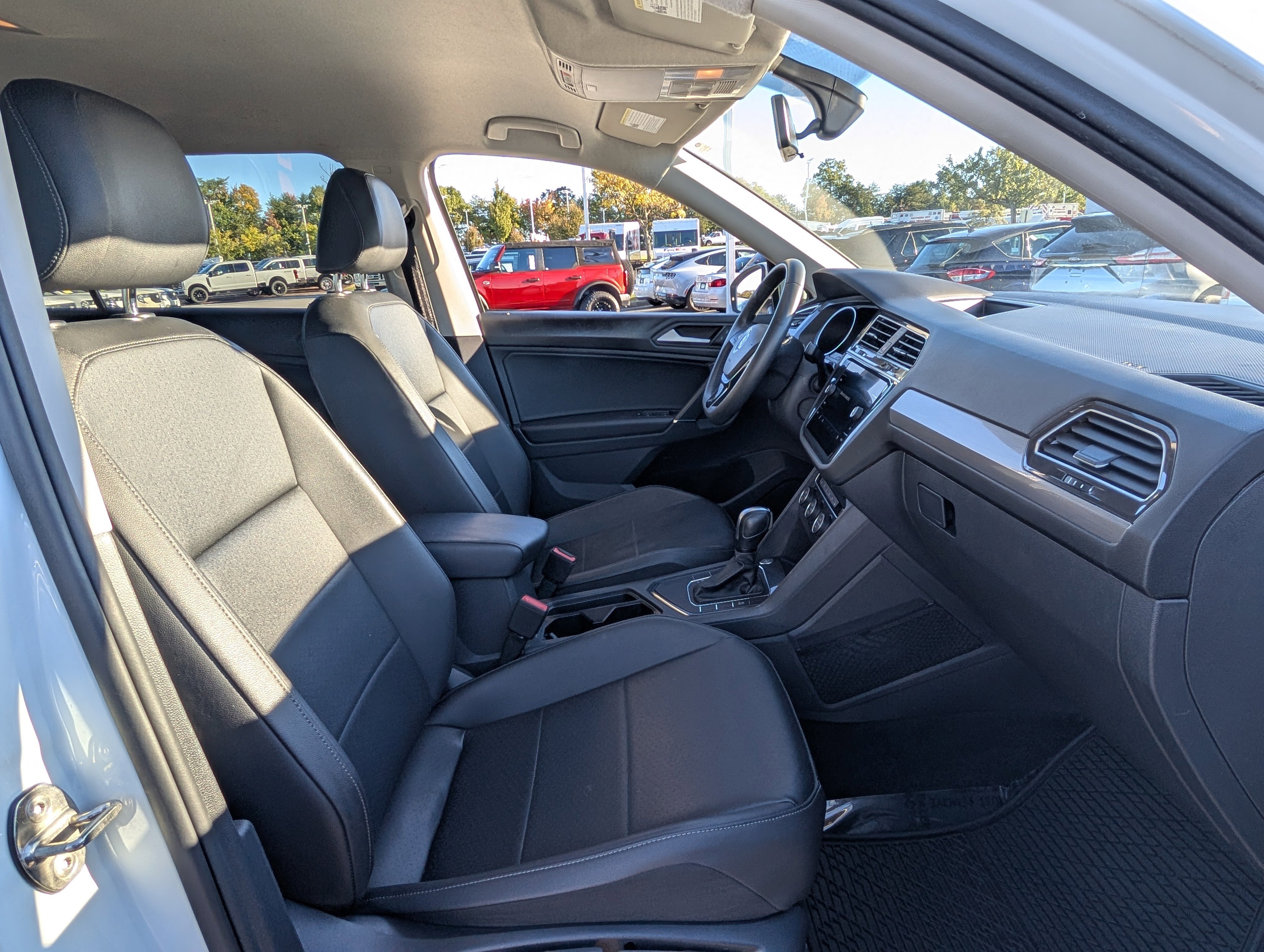 Used 2020 Volkswagen Tiguan SE image 10