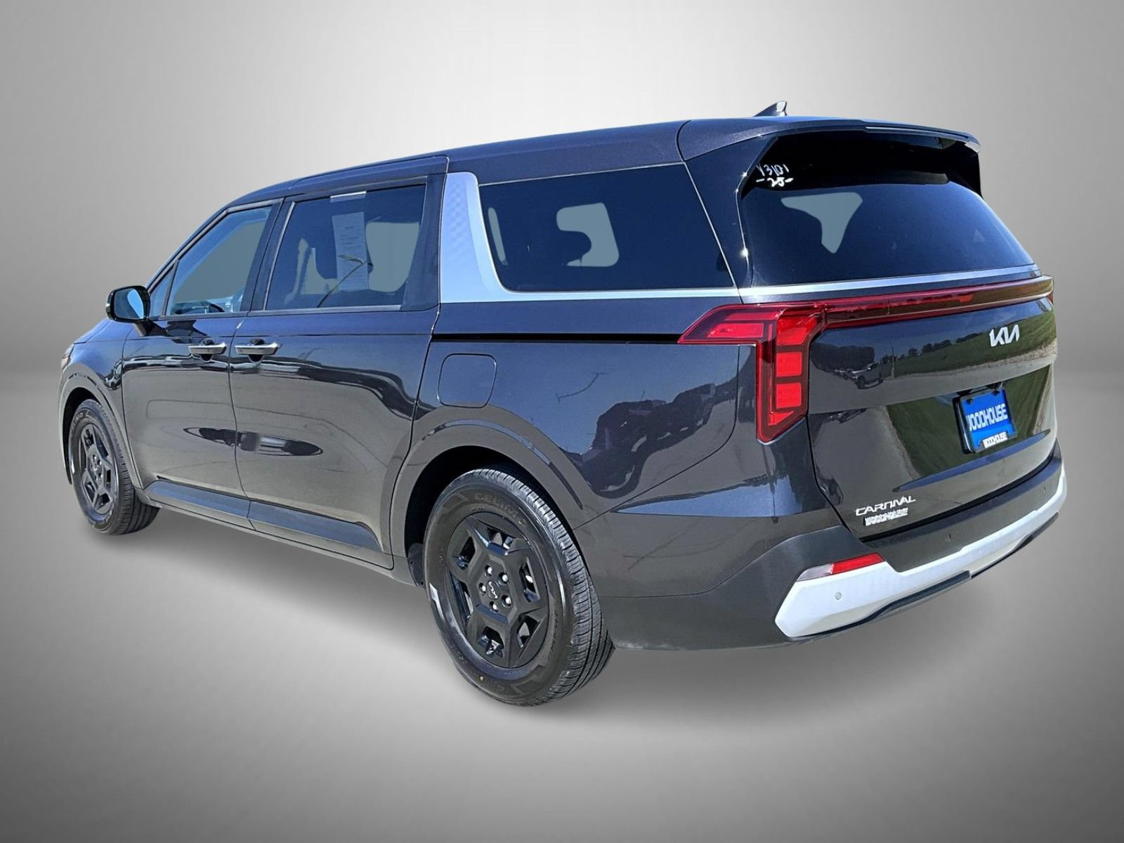Used 2025 Kia Carnival FWD image 7