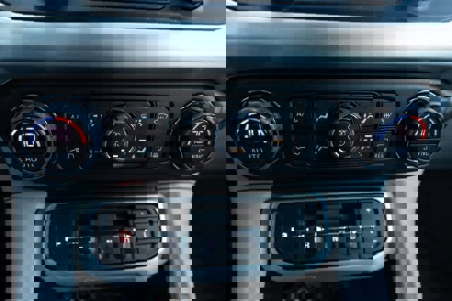 Used 2022 GMC Acadia SLE image 19