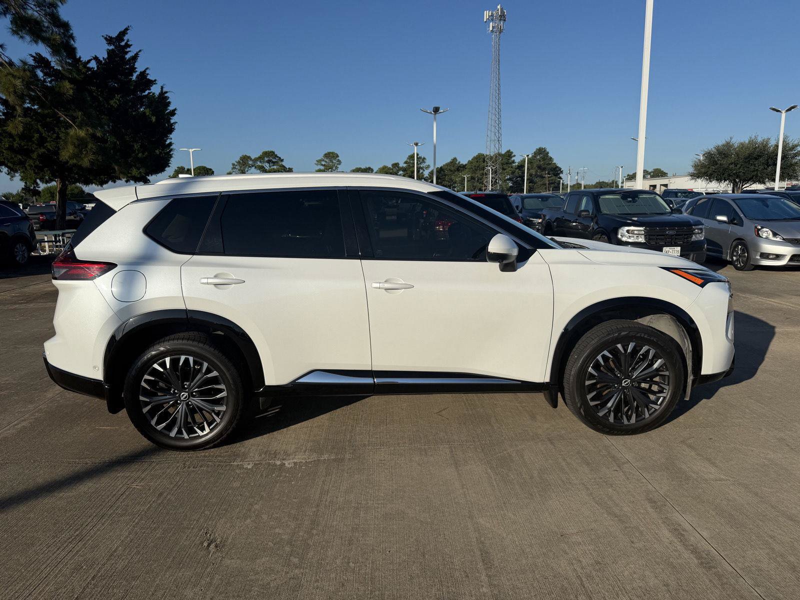 Used 2024 Nissan Rogue Platinum FWD image 13