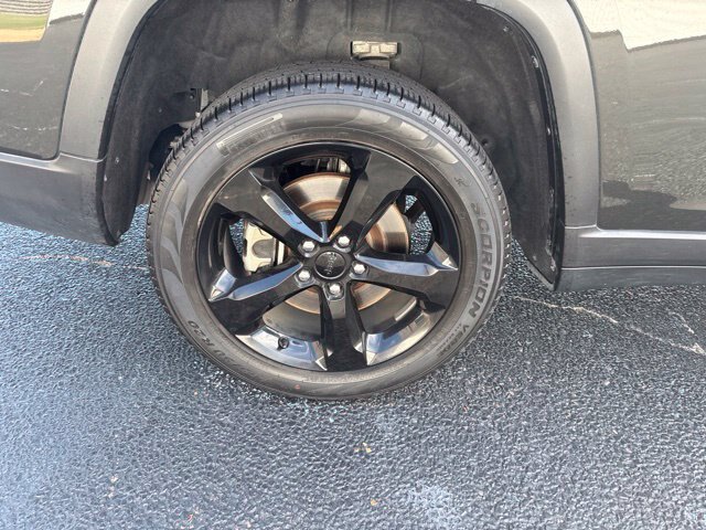 Used 2024 Jeep Grand Cherokee L Limited w/ Black Appearance Package RWD image 9