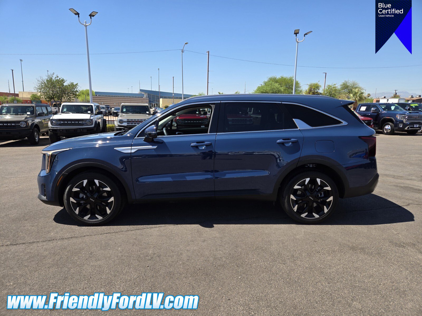 Used 2024 Kia Sorento EX w/ Panoramic Sunroof Package FWD image 3