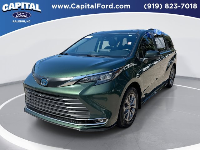 Used 2024 Toyota Sienna XLE FWD image 1