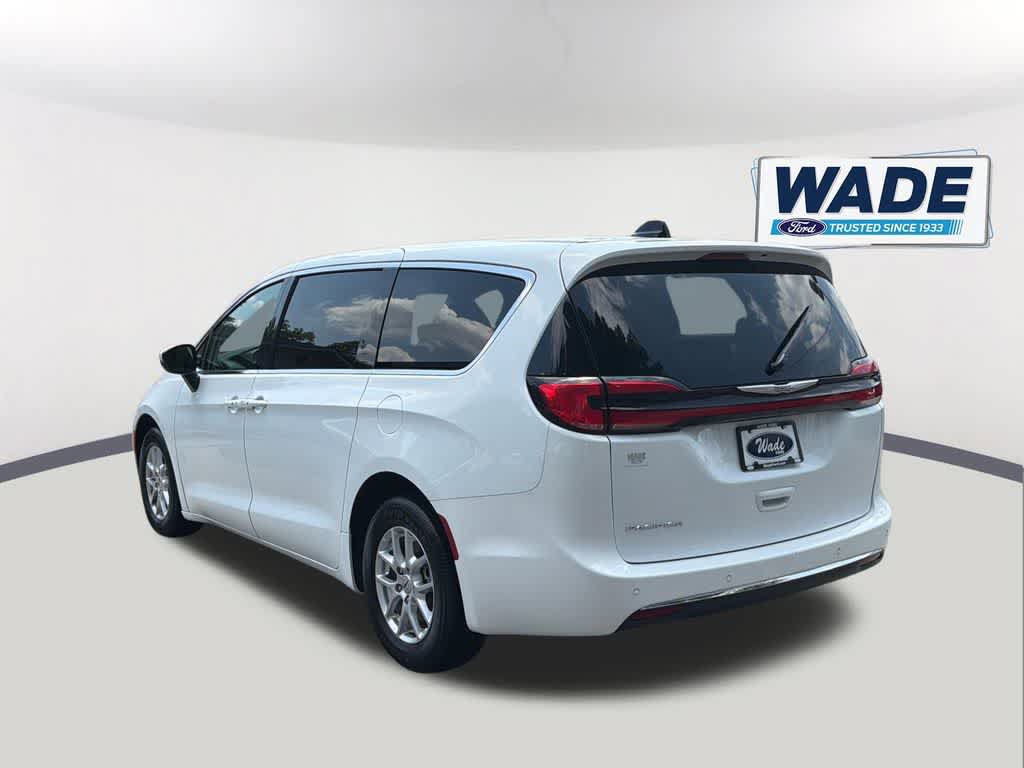 Used 2023 Chrysler Pacifica Touring-L FWD image 7