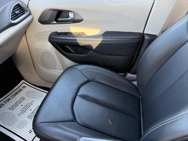 Used 2024 Chrysler Pacifica Touring-L FWD image 22