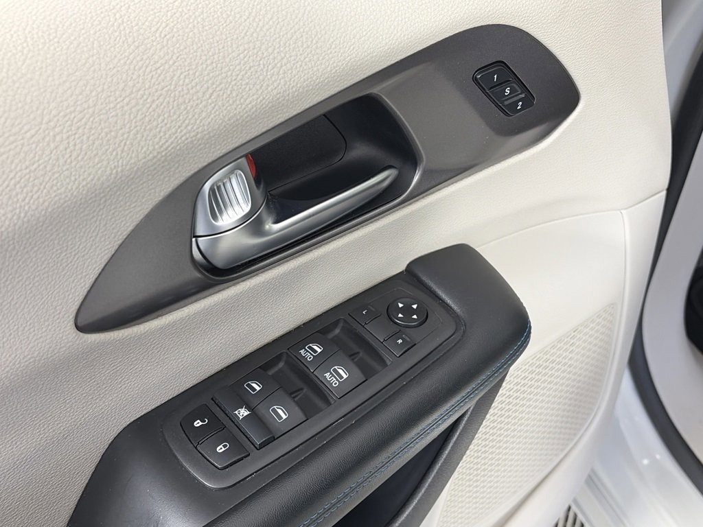 Used 2021 Chrysler Pacifica Touring-L image 24