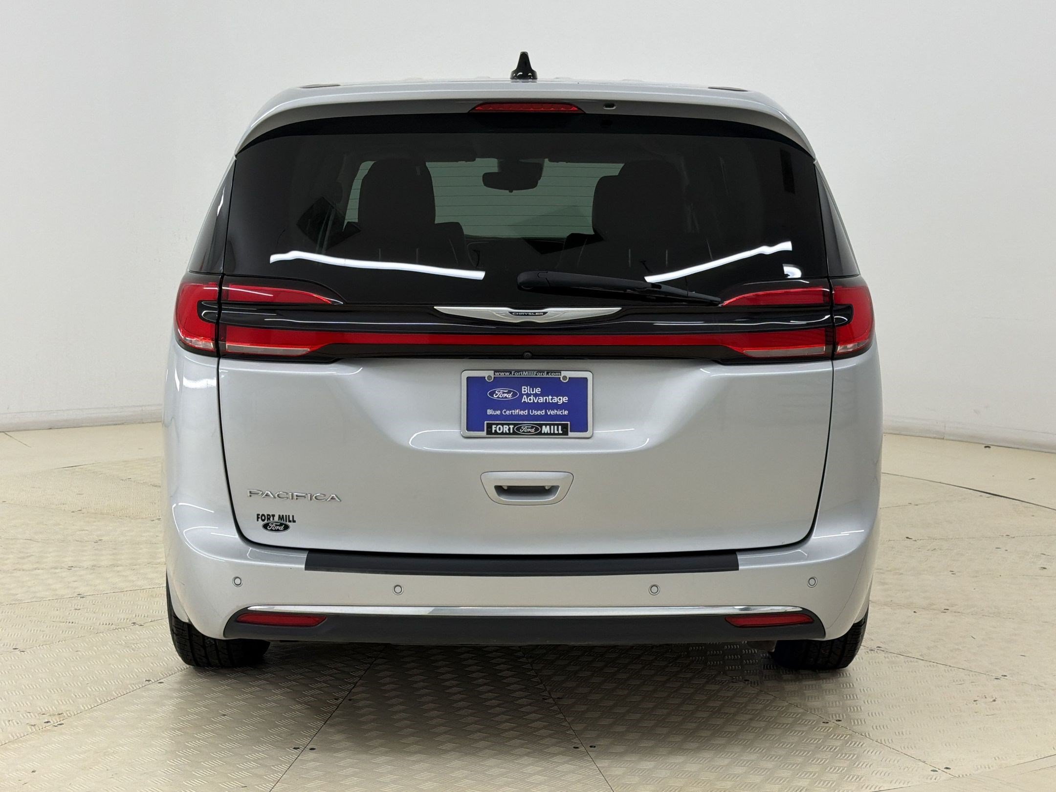Used 2023 Chrysler Pacifica Touring-L FWD image 10