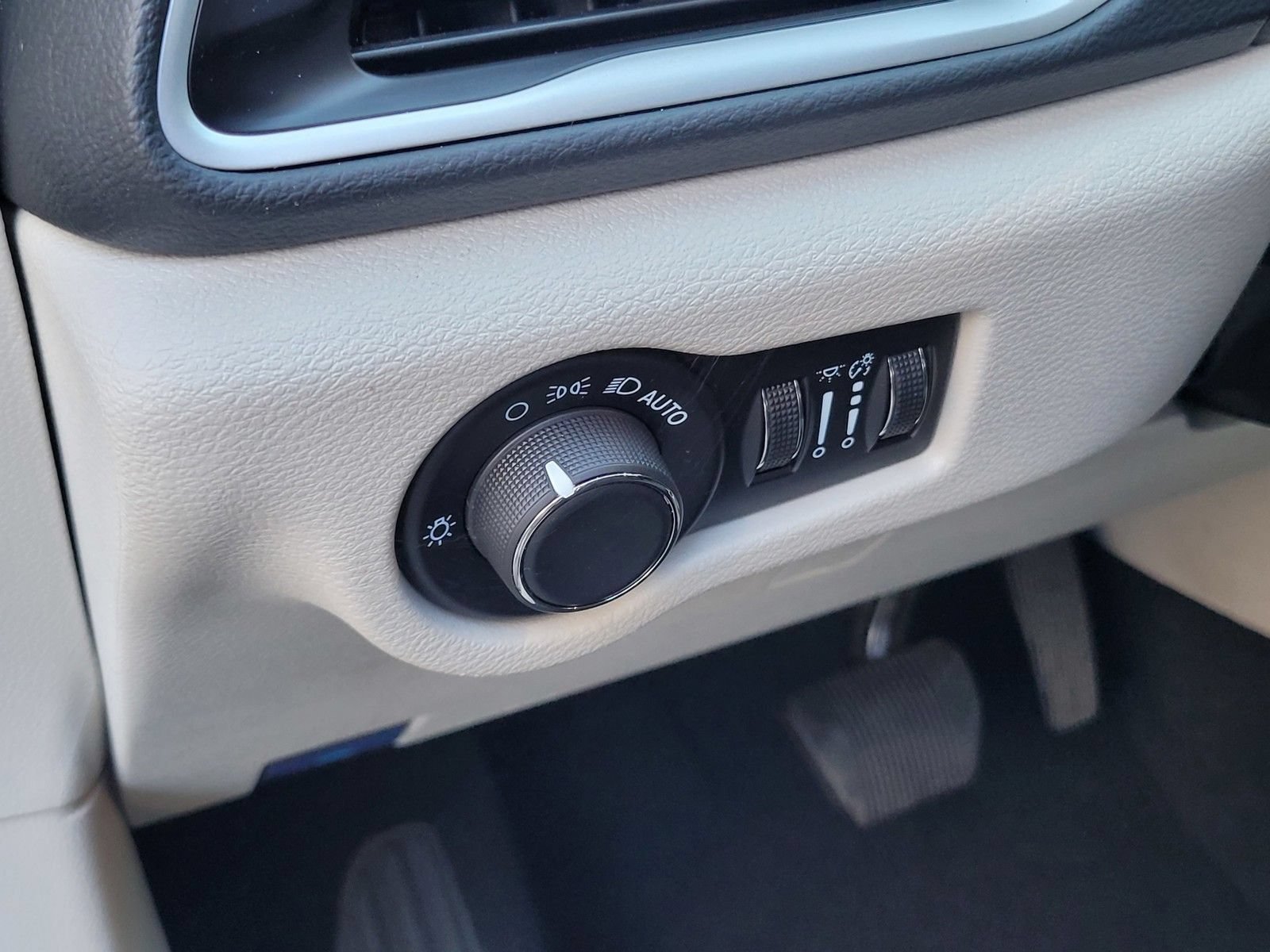 Used 2024 Chrysler Voyager LX FWD image 18