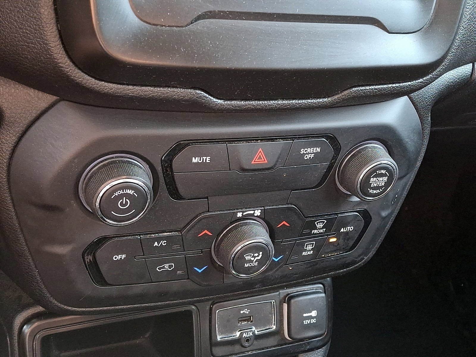 Used 2018 Jeep Renegade Latitude FWD image 13
