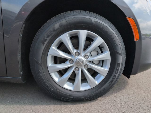 Used 2017 Chrysler Pacifica Touring w/ Tire & Wheel Group FWD image 13