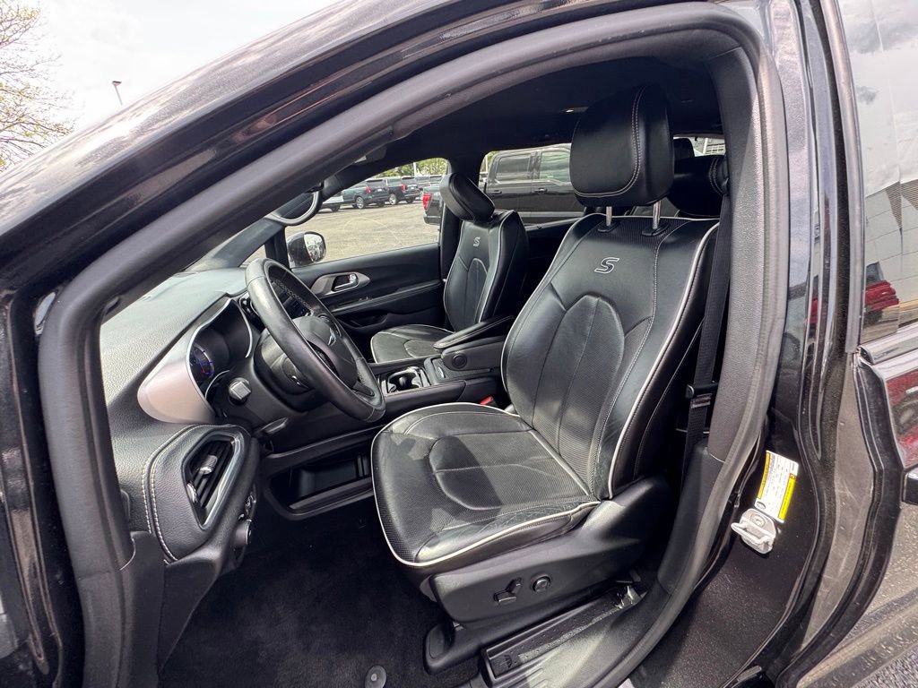 Used 2021 Chrysler Pacifica Limited w/ S Appearance Package FWD image 9
