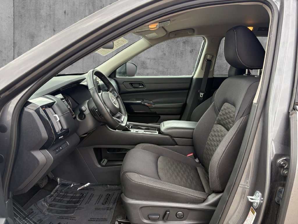 Used 2024 Nissan Pathfinder SV FWD image 11