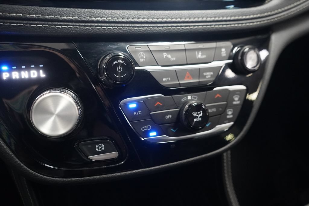 Used 2025 Chrysler Pacifica Limited FWD image 41