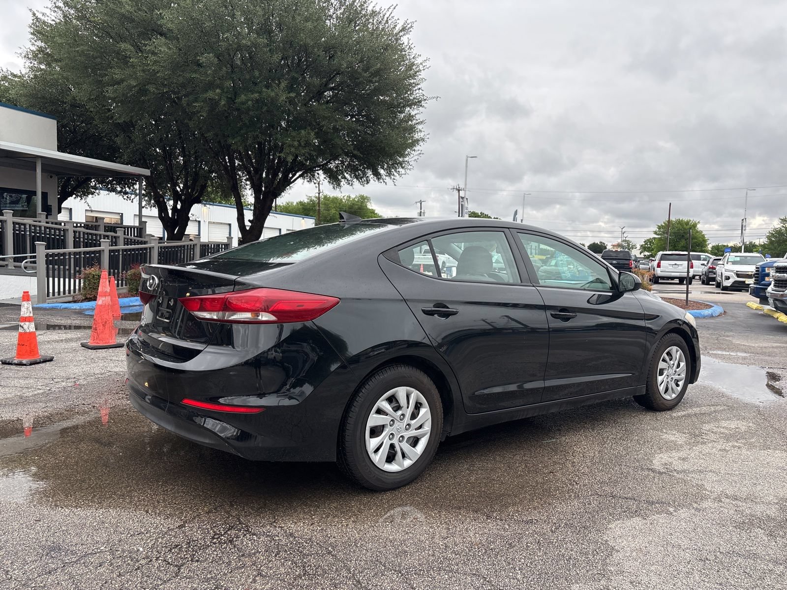 Used 2017 Hyundai Elantra SE FWD image 3