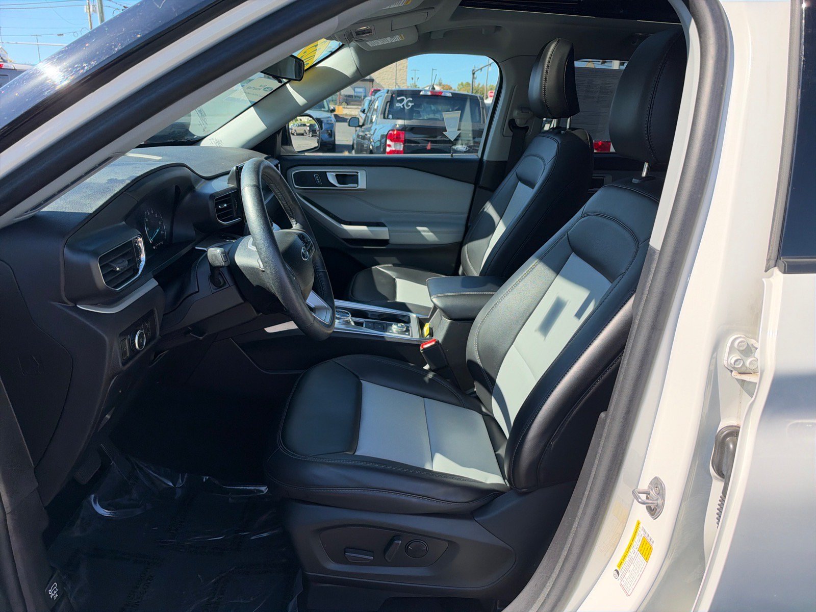Certified 2023 Ford Explorer XLT w/ Equipment Group 202A AWD/4WD image 7