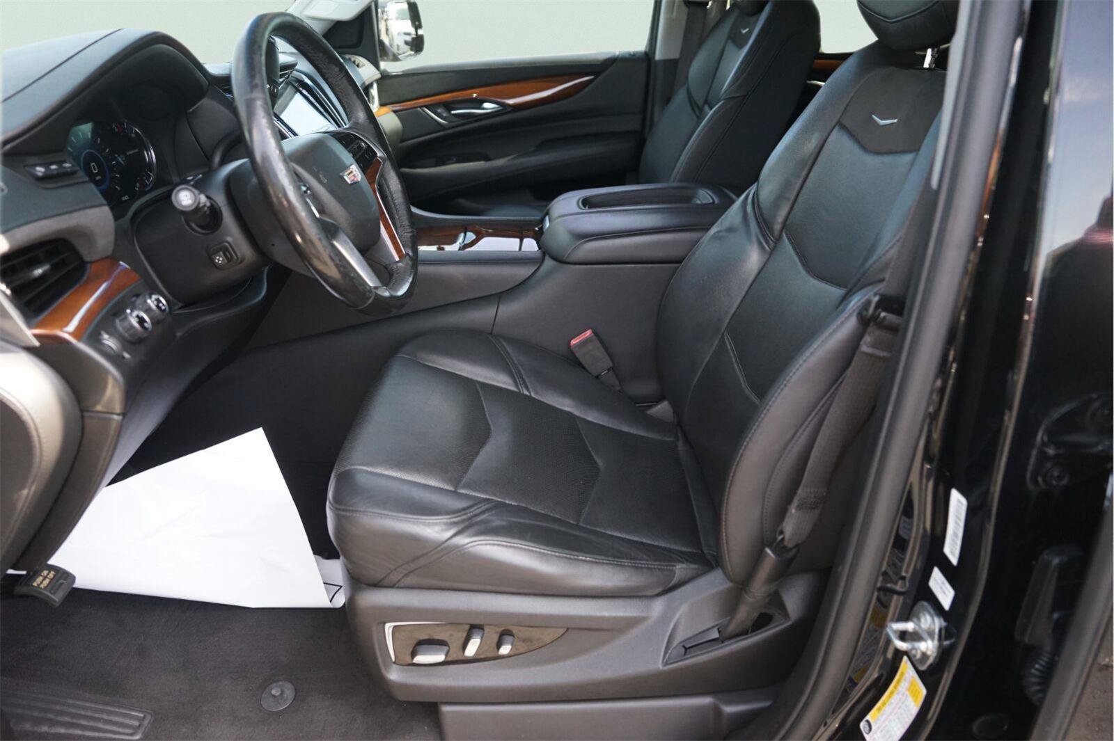 Used 2019 Cadillac Escalade Luxury AWD/4WD image 9