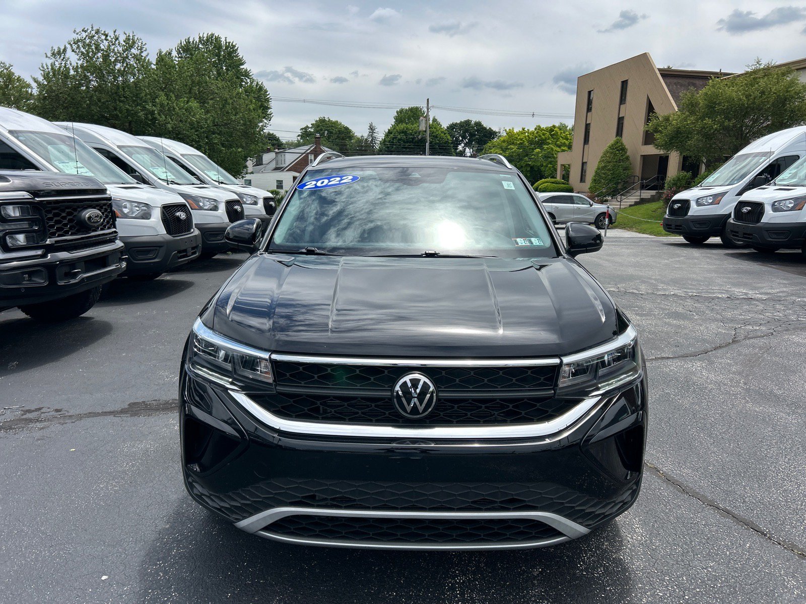 Used 2022 Volkswagen Taos SE w/ Panoramic Sunroof Package AWD/4WD image 2